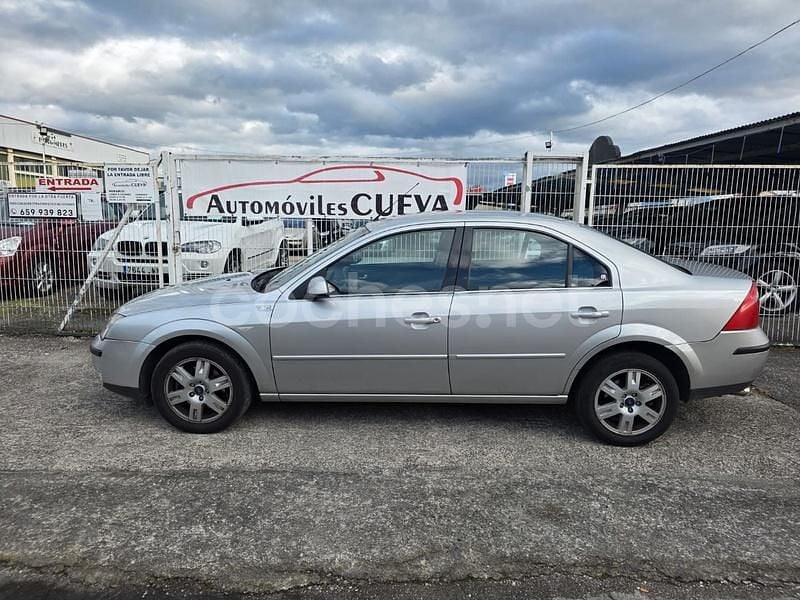 Usado Ford Mondeo Ghia 130 CV (95 kW) 2005 Gris / plata Berlina