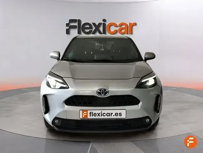 Usado Toyota Yaris 116 CV (85 kW) 2022 Gris Utilitario