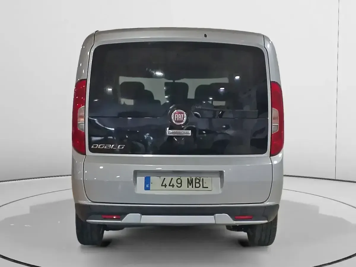 Usado Fiat Doblò Trekking 121 CV (88 kW) 2022 Gris Monovolumen