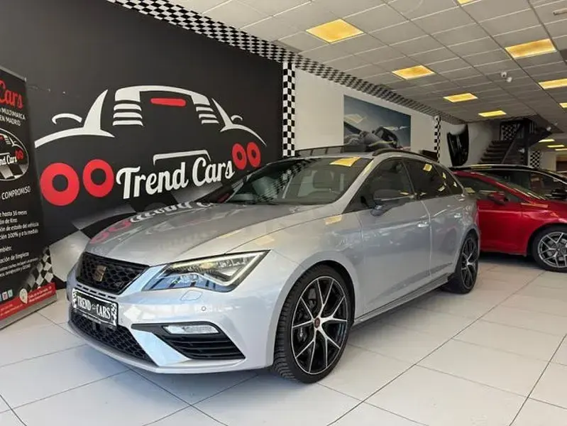 Usado Seat Leon 4Drive 300 CV (220 kW) 2020 Gris / plata Familiar
