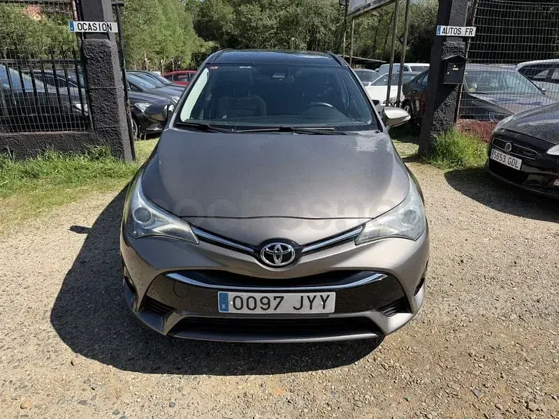 Usado Toyota Avensis Business Edition 143 CV (105 kW) 2017 Amarillo Familiar