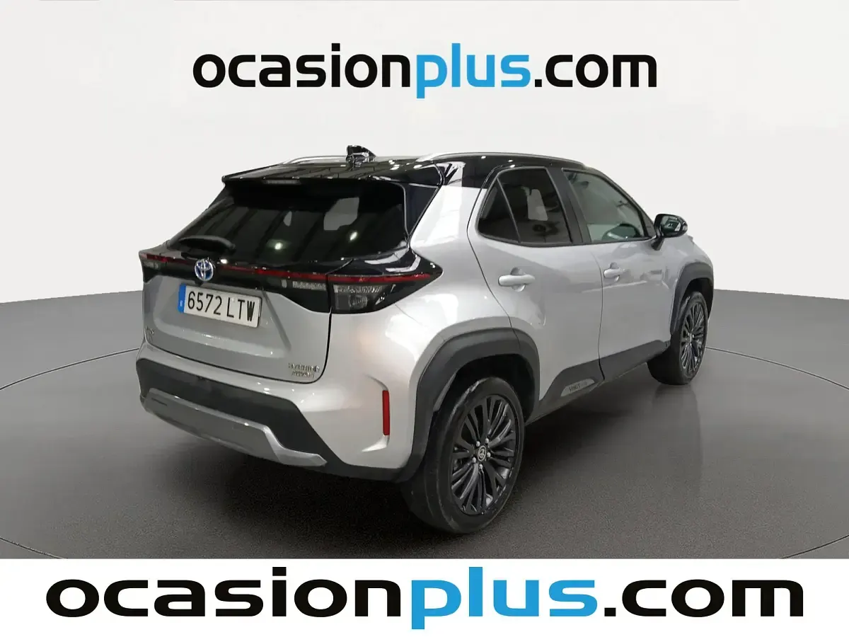 Usado Toyota Yaris Hybrid 116 CV (85 kW) 2021 Gris plata SUV
