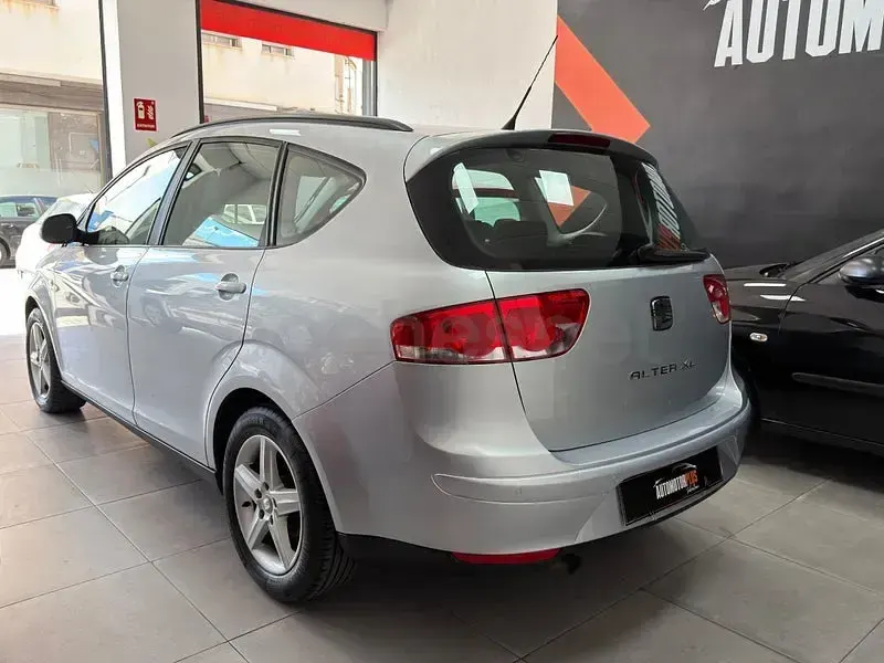 Usado Seat Altea XL Reference 105 CV (77 kW) 2012 Gris / plata Monovolumen