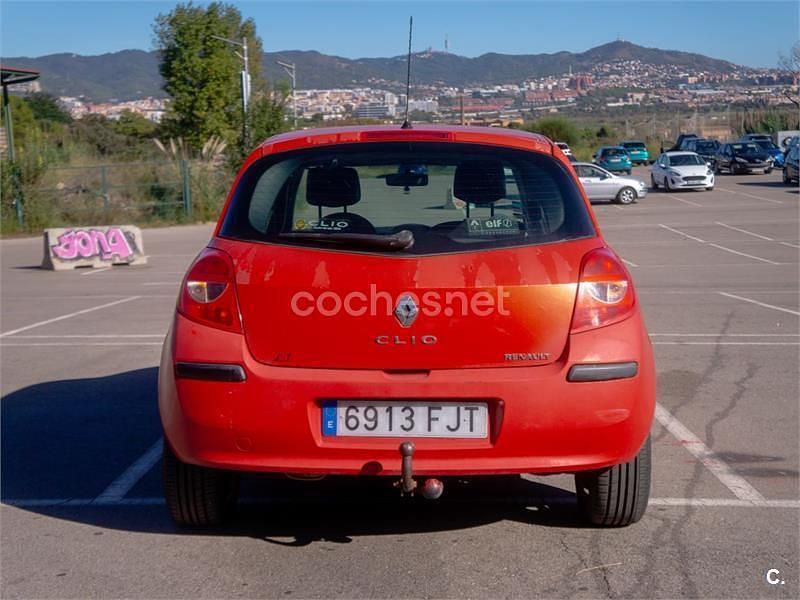 Usado Renault Clio II Dynamique 100 CV (73 kW) 2006 Rojo Berlina