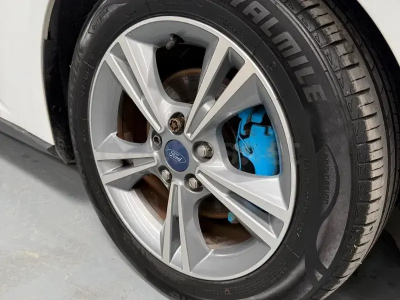 Usado Ford Focus 125 CV (91 kW) 2014 Blanco Berlina