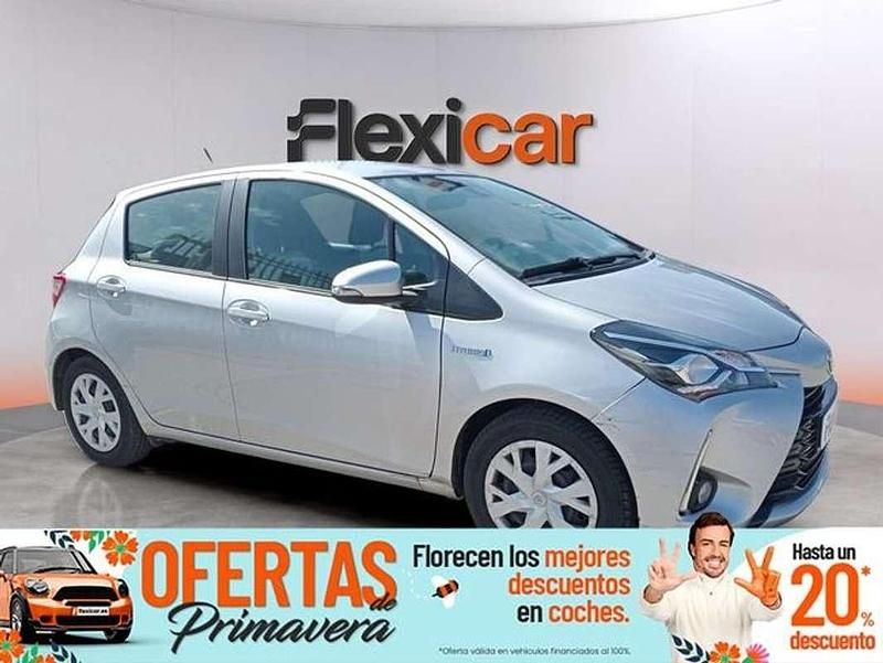 Usado Toyota Yaris Hybrid Active 99 CV (72 kW) 2019 Gris Utilitario