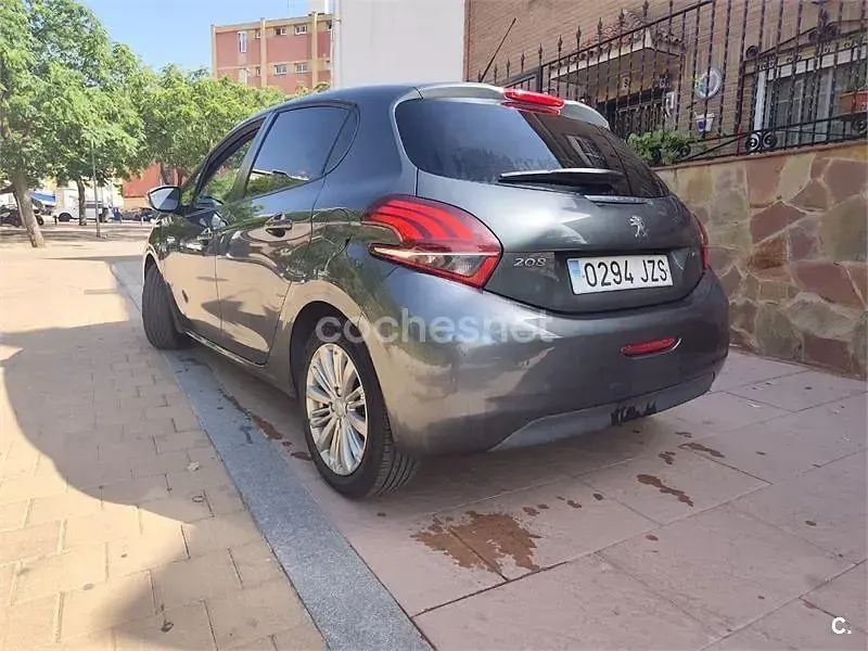 Usado Peugeot 208 Style 82 CV (60 kW) 2017 Negro Utilitario