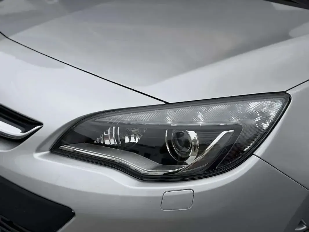 Usado Opel Astra Selective 140 CV (102 kW) 2014 Gris / plata Utilitario