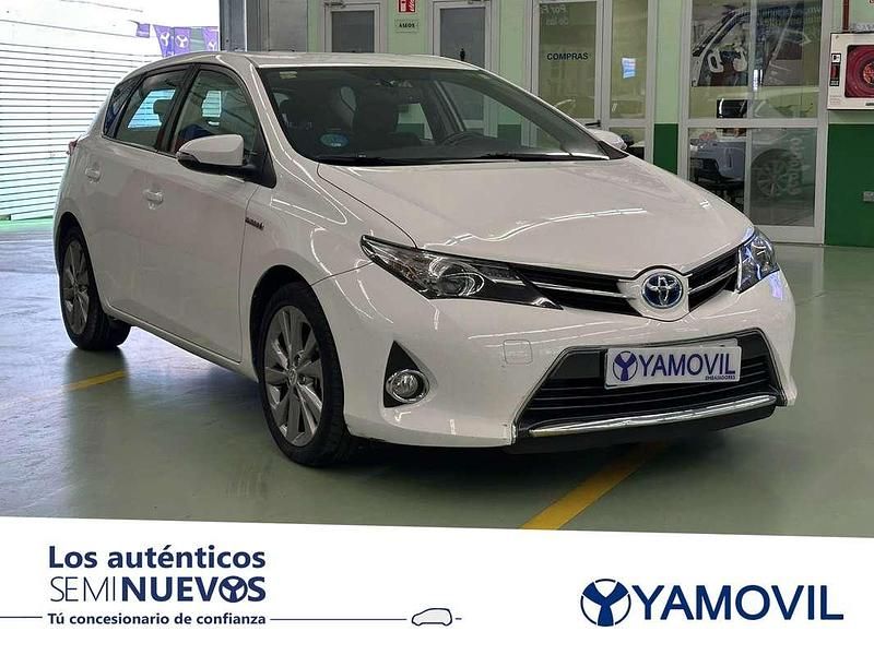 Usado Toyota Auris Hybrid Active 136 CV (100 kW) 2015 Blanco Utilitario