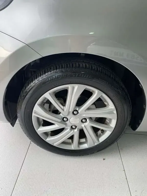 Usado Suzuki Swift 83 CV (61 kW) 2023 Gris Utilitario