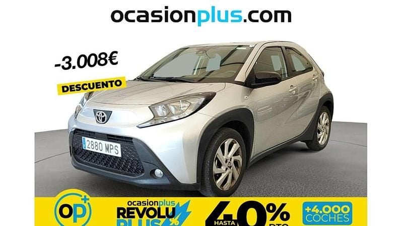 Usado Toyota Aygo Play 72 CV (52 kW) 2024 Gris Utilitario
