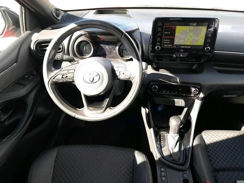 Usado Toyota Yaris Hybrid Style 115 CV (84 kW) 2021 Rojo