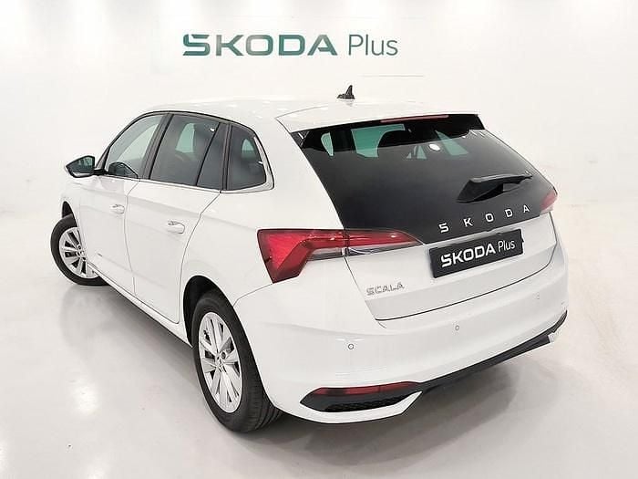 Blanco Usado 2024 Skoda Scala Selection Utilitario | 19.350 € (Precio justo) - Imagen 1/4