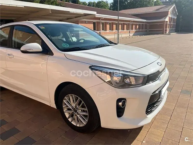 Usado Kia Rio 100 CV (73 kW) 2018 Blanco Berlina