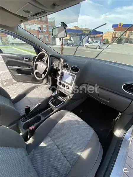 Usado Ford Focus Trend 115 CV (84 kW) 2006 Gris / plata Berlina