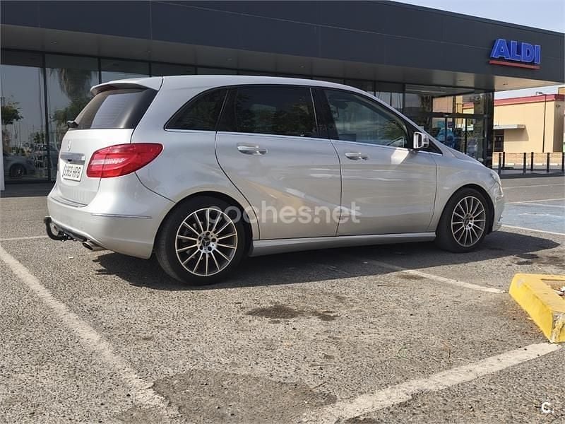 Usado Mercedes B180 109 CV (80 kW) 2013 Gris / plata Monovolumen