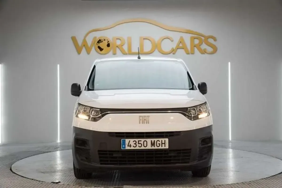 Usado Fiat Doblò 102 CV (75 kW) 2023 Blanco Monovolumen