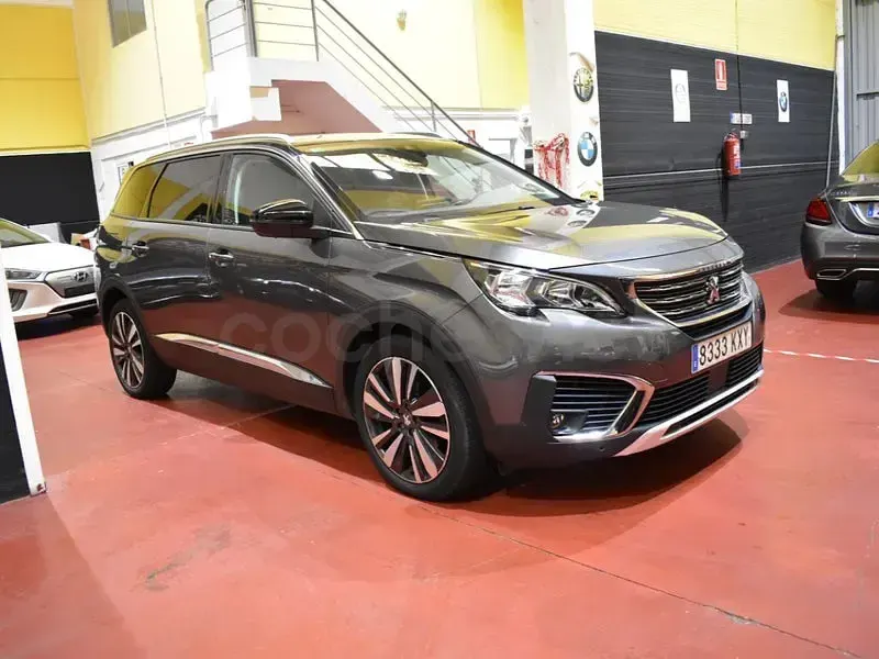 Usado Peugeot 5008 Allure 130 CV (95 kW) 2019 Gris / plata SUV
