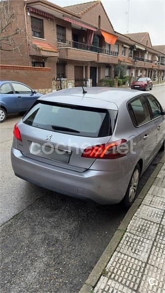Usado Peugeot 308 Access 110 CV (80 kW) 2018 Gris / plata Berlina