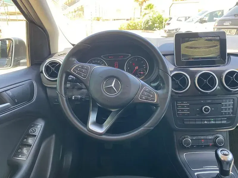 Usado Mercedes B180 109 CV (80 kW) 2017 Gris / plata Monovolumen