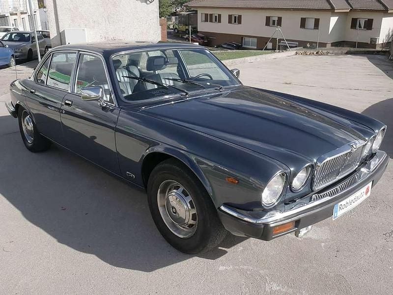 Usado Jaguar XJ12 Sovereign 290 CV (213 kW) 1985 Azul Berlina
