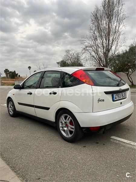 Usado Ford Focus Ambiente 100 CV (73 kW) 2001 Blanco Familiar