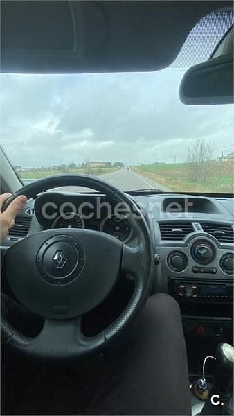 Gris / plata Usado 2004 Renault Mégane II Dynamique Berlina | 2990 € (Precio justo) - Imagen 1/4