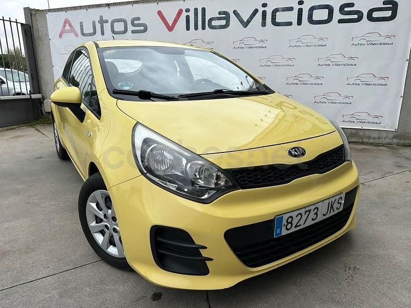 Usado Kia Rio 85 CV (62 kW) 2015 Amarillo Berlina