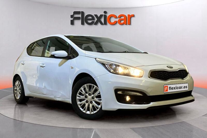 Blanco Usado 2016 Kia Ceed Berlina | 7990 € (Buen precio) - Imagen 1/4