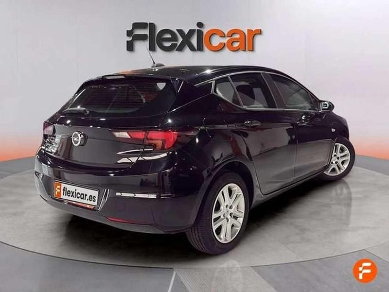 Usado Opel Astra Edition 110 CV (80 kW) 2021 Negro Utilitario