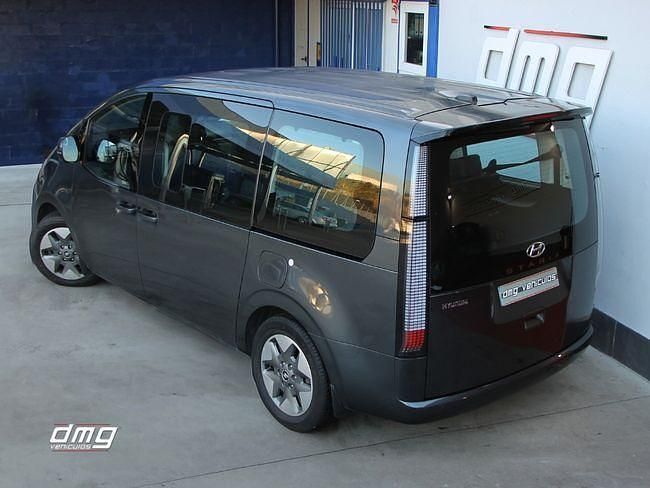 Usado Hyundai Staria Style 177 CV (130 kW) 2023 Gris Monovolumen