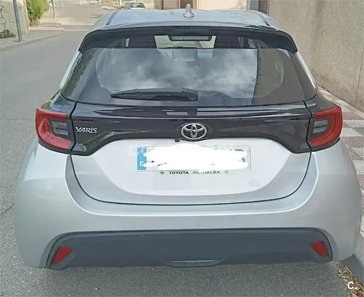 Usado Toyota Yaris 125 CV (91 kW) 2020 Gris / plata Berlina
