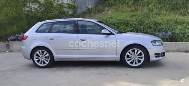 Usado Audi A3 Attraction 140 CV (102 kW) 2010 Gris / plata Utilitario