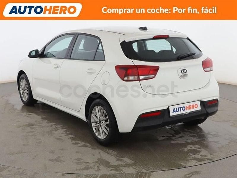 Usado Kia Rio 85 CV (62 kW) 2017 Blanco Berlina