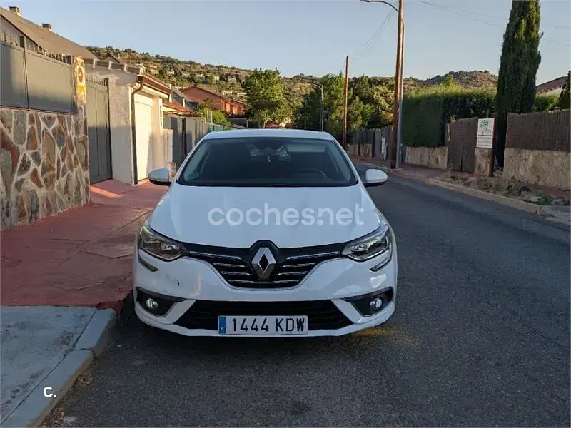 Usado Renault Mégane Zen 130 CV (95 kW) 2017 Blanco Berlina