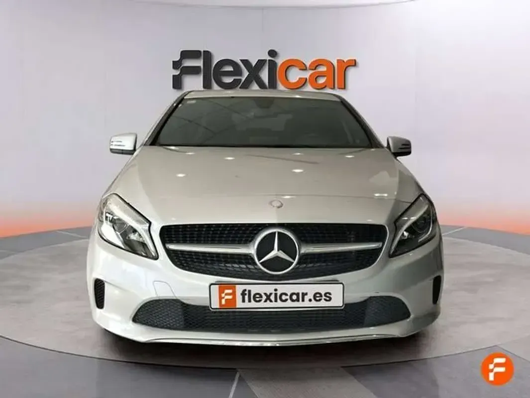 Usado Mercedes A180 122 CV (89 kW) 2017 Gris Utilitario
