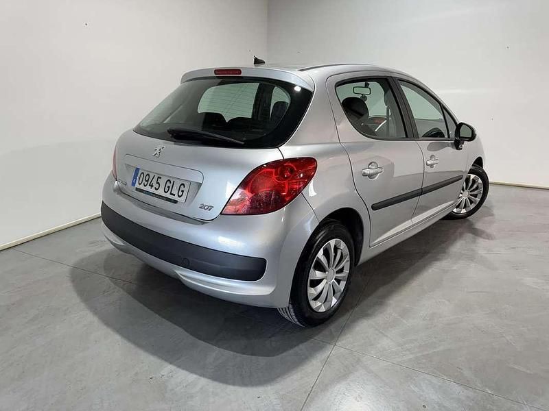 Usado Peugeot 207 Active 70 CV (51 kW) 2009 Plateado Utilitario