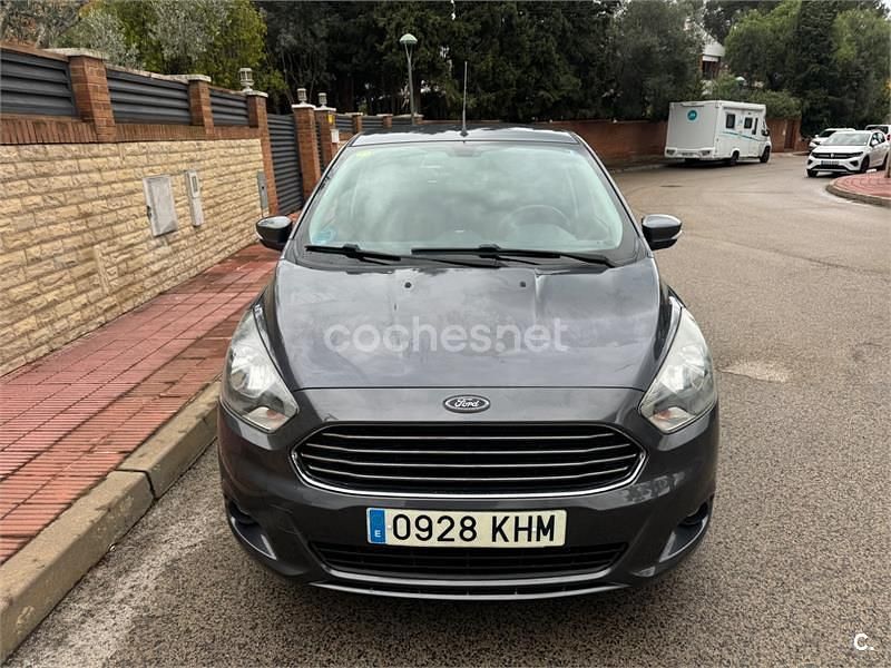 Usado Ford Ka Plus Ultimate 85 CV (62 kW) 2018 Gris / plata Utilitario