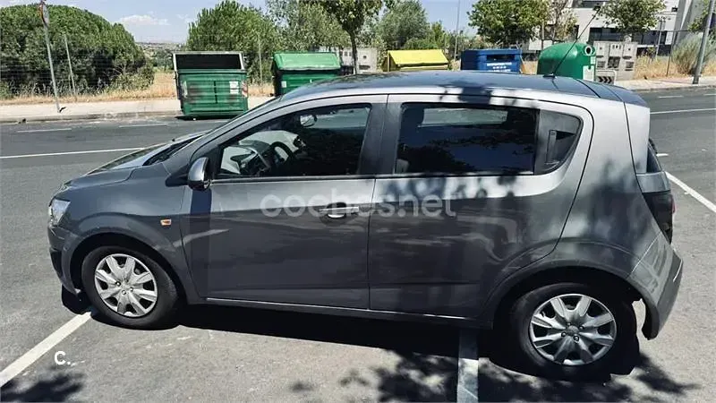 Usado Chevrolet Aveo LT 75 CV (55 kW) 2012 Gris / plata Berlina