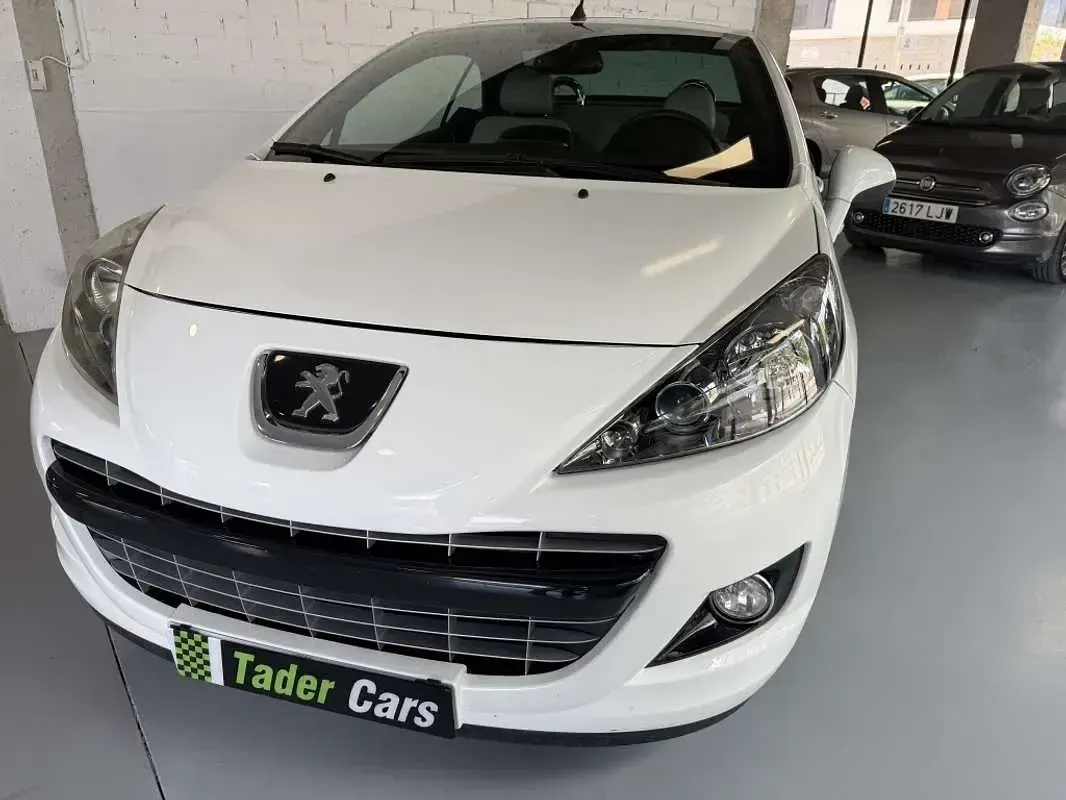 Usado Peugeot 207 CC 120 CV (88 kW) 2013 Blanco Descapotable