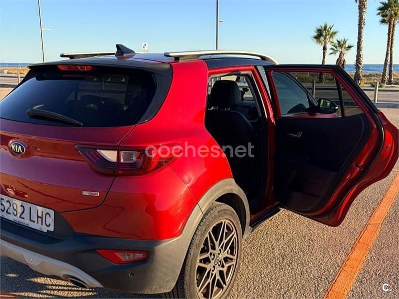 Usado Kia Stonic 100 CV (73 kW) 2020 Granate SUV