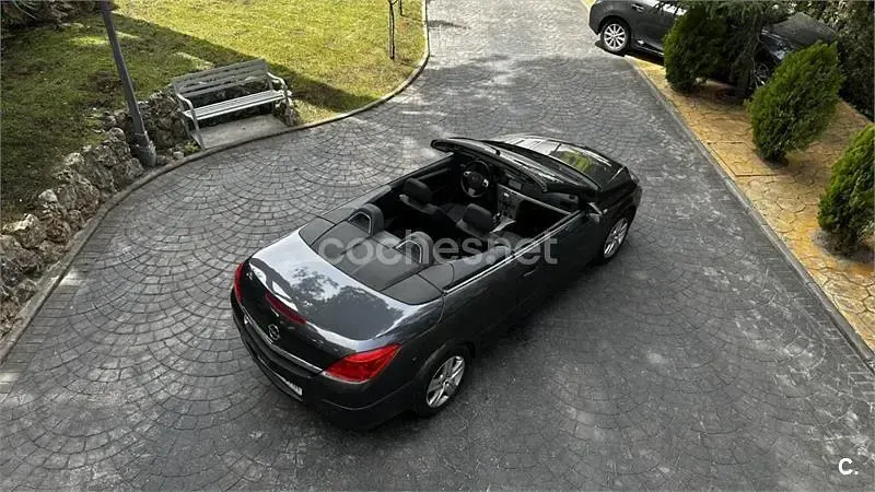 Usado Opel Astra Cabriolet Cosmo 140 HP (102 kW) 2008 Cinzento Cabrios