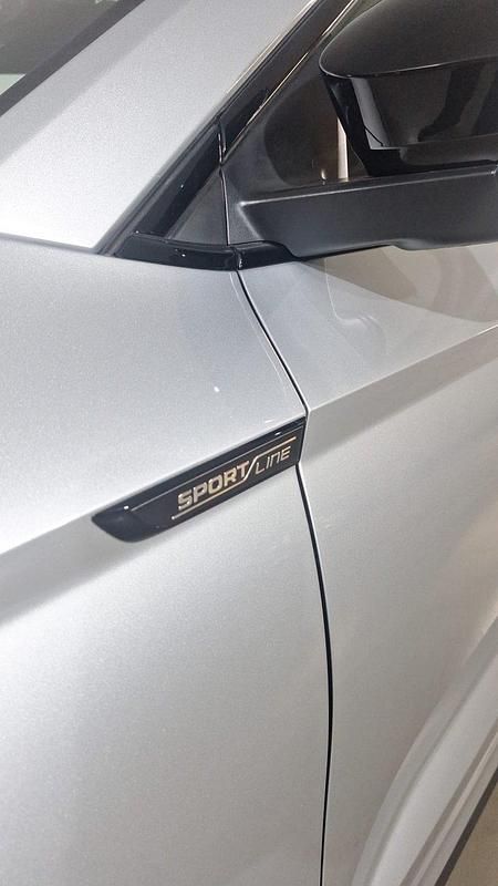 Usado Skoda Karoq SportLine 150 CV (110 kW) 2025 Plata brillante metalizado SUV