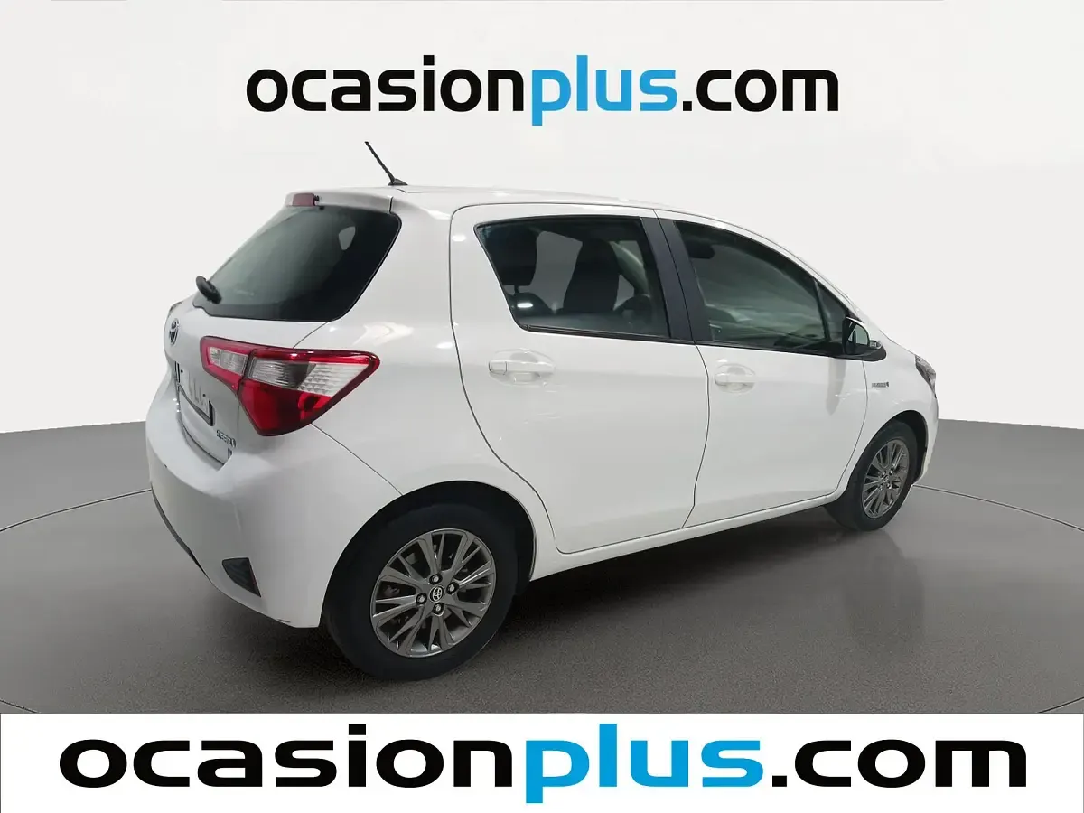 Usado Toyota Yaris Hybrid Active 100 CV (73 kW) 2019 Blanco Utilitario