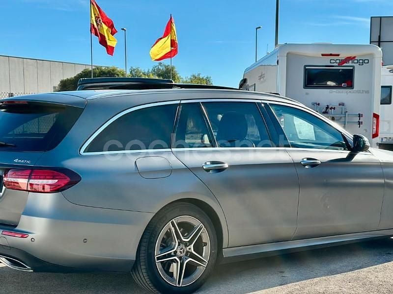 Usado Mercedes E400 330 CV (242 kW) 2021 Gris / plata Familiar
