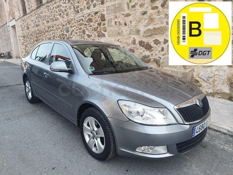 Usado Skoda Octavia Elegance 140 CV (102 kW) 2013 Gris / plata Berlina