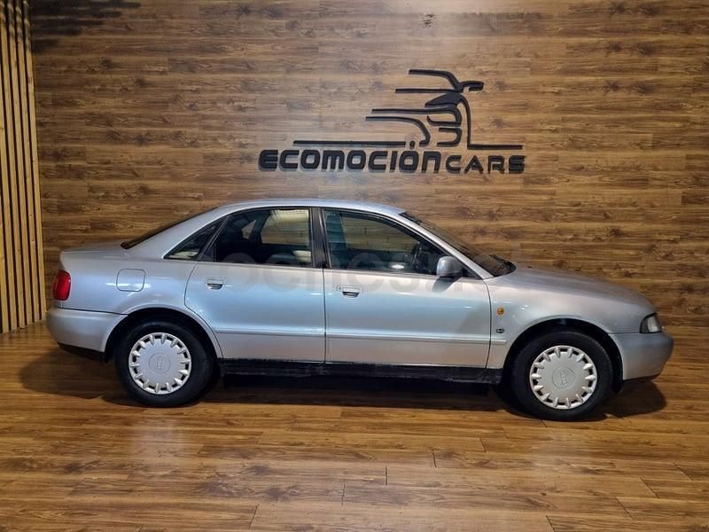 Usado Audi A4 125 CV (91 kW) 1997 Gris / plata Berlina
