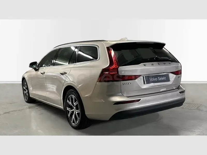 Usado Volvo V60 Core 197 CV (144 kW) 2025 Gris / plata Familiar