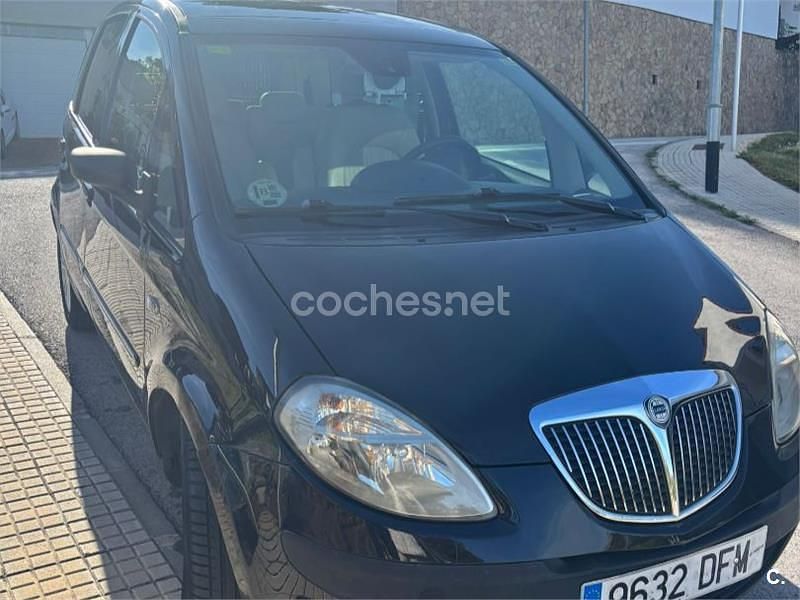 Usado Lancia Musa 95 CV (69 kW) 2005 Negro Monovolumen