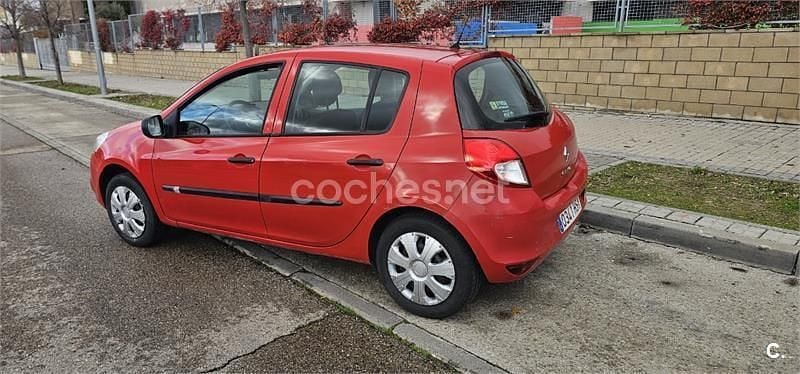 Rojo Usado 2013 Renault Clio III Collection Berlina | 2999 € - Imagen 1/4